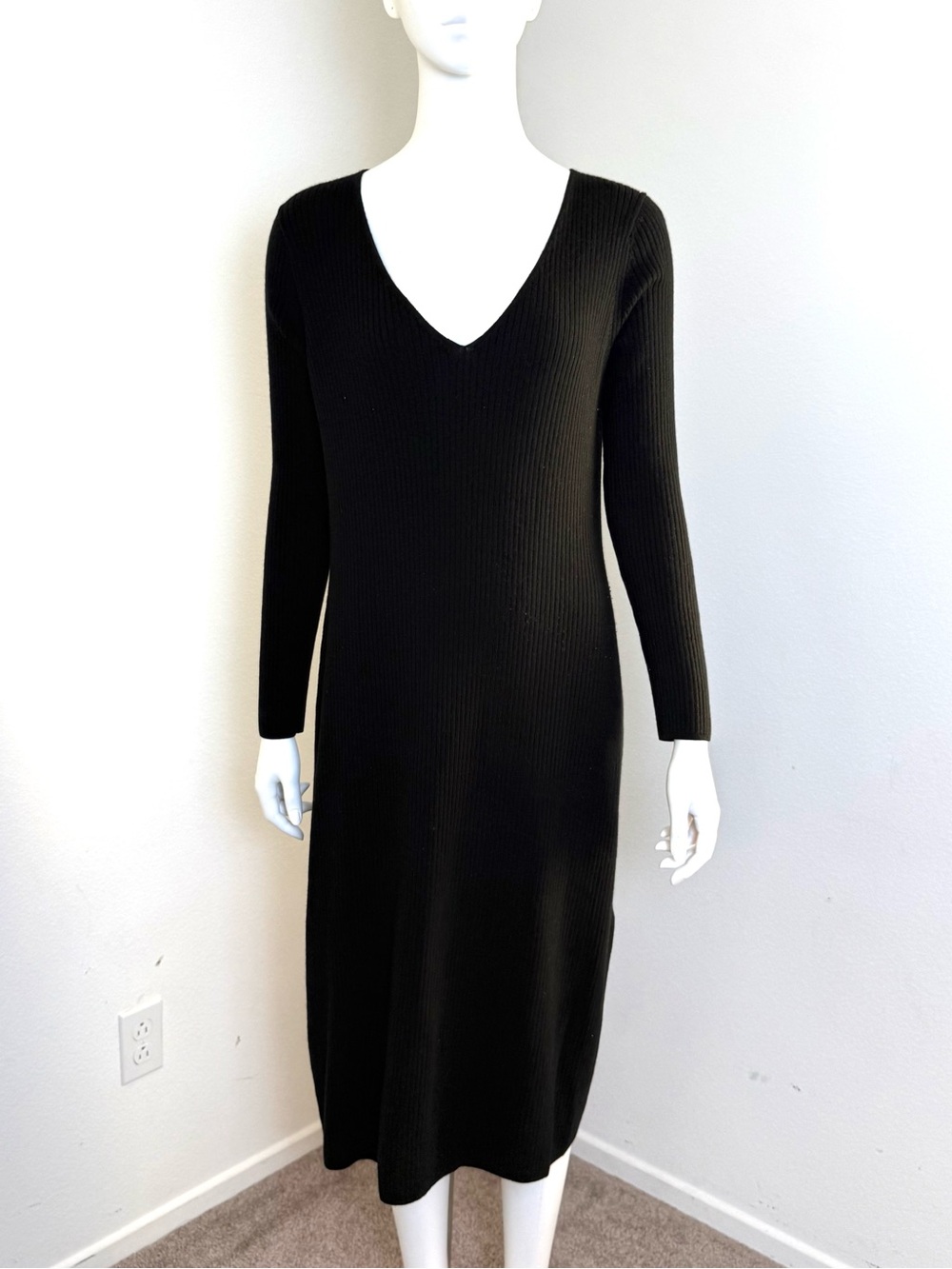 Uniqlo Black V-Neck Ribbed Midi Dress
